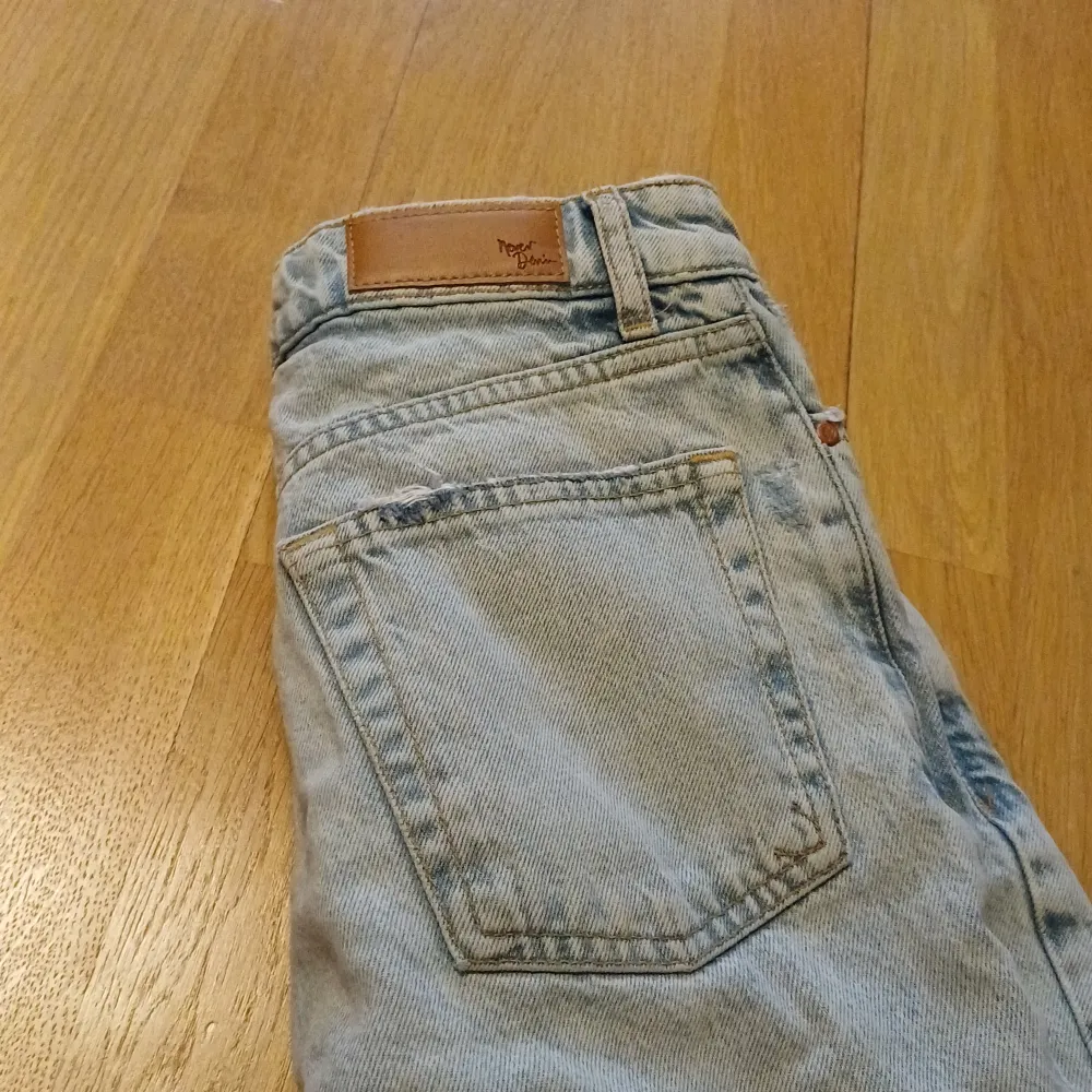 Köpte dessa jeans på bik bok men jag drog av prislappen för tidigt borde testat de först. Jeans & Byxor.