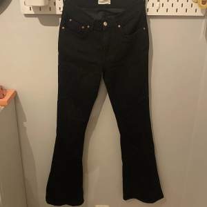 Säljer ett par svarta bootcut jeans från Gina Tricot  i storlek 36. De är i mycket bra skick och har en klassisk femficksdesign med knapp och dragkedja framtill. Perfekta för både vardag och fest!