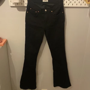 Svarta bootcut jeans från Perfect Jeans - Säljer ett par svarta bootcut jeans från Gina Tricot  i storlek 36. De är i mycket bra skick och har en klassisk femficksdesign med knapp och dragkedja framtill. Perfekta för både vardag och fest!