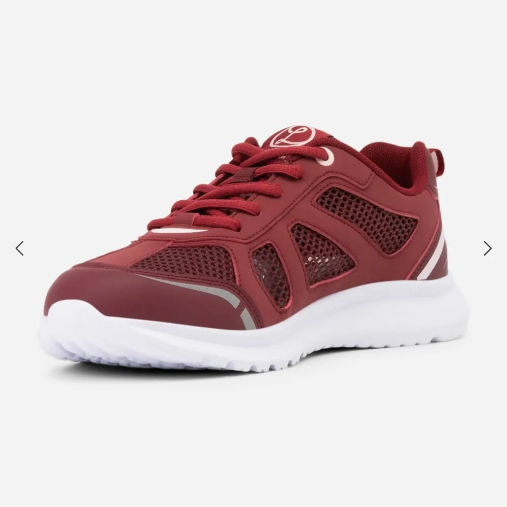 Sportiga mörkröda sneakers från Linear. Luftiga och härliga med nät så att fötterna kan andas och lätt vikt. Endast provade på en promenad ute på torr mark. Väldigt fint skick, nästan som nya! Ursprungligt pris 480kr. (lånade bilder från din sko). Kengät.
