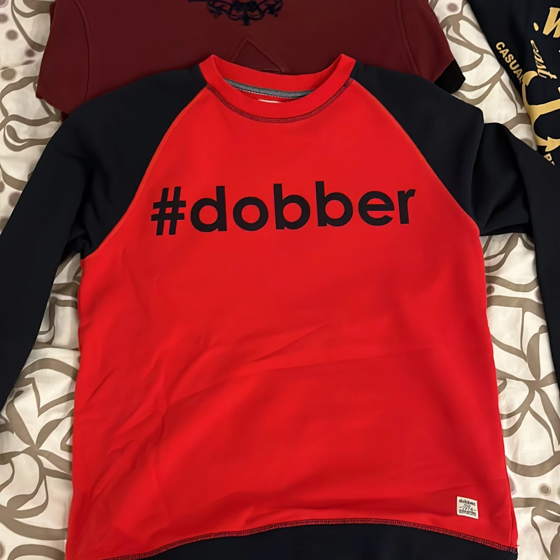 Röd och svart tröja från Dobber