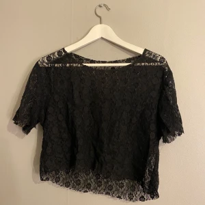 Spets t-shirt - Säljer min supersnygta spetstshirt då den inte kommer till användning. 