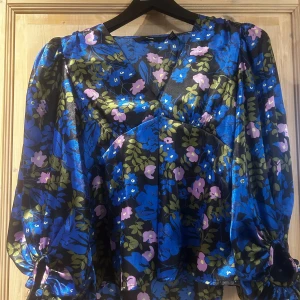 Blus - Blus från Vero Moda. Nytt skick, inköpt från Zalando. Storlek S/36 PETITE, dvs lite kortare längd samt ärmlängd, perfekt för de som är under ca 165 cm lång. Finns att hämta i Järfälla.