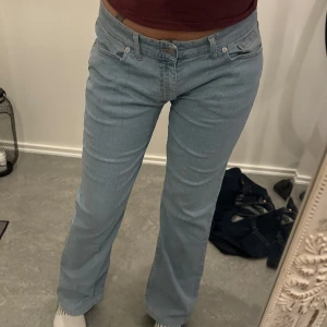 Ljusblå jeans - ljusblåa jeans från Crocker som är i storlek XL men mer som en S/M skulle jag säga. Jag bär S och är 166 för referens. innerbenslängd: 76 midjemått: 43
