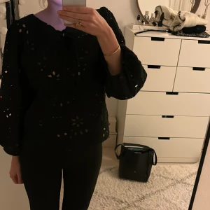 Svart blus - Söt blus, storlek s men passar XS/M också då man justera den!💋som ny🙌🏻