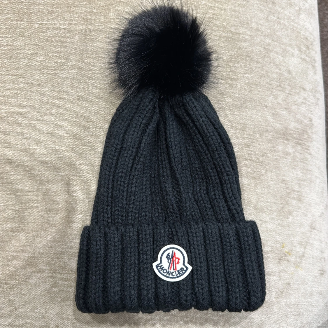 Svart stickad mössa från Moncler