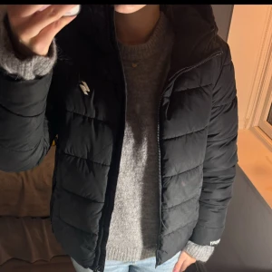 Vinterjacka - Svart och varm jacka från superdry, använd en vinter🙌🏻😍
