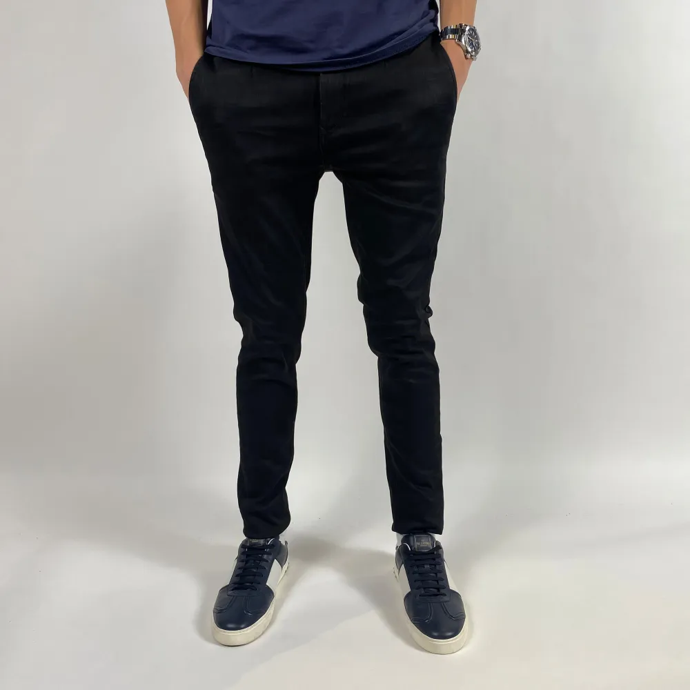 Modellen är 184 och väger 70kg Replay jeans 31/32 | Modell Lehoen | Passform slim fit Midjemått - 39 cm  Benets längd - 105 cm  Fotvidd - 16 cm  Hör av dig vid frågor!. Jeans & Byxor.