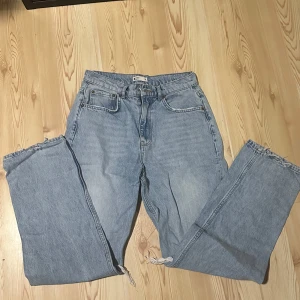 Jeans  - Jeans från Gina tricot. Snygga och bekväma. Storlek 38. Använts ett antal gånger men är fortfarande i mycket bra skick. Fortfarande bekväma och snygga. Köpare står för frakt. 