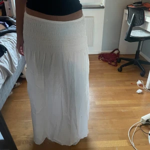 Maxikjol - Vit maxikjol köpt på Gina Tricot förra året. Den har aldrig kommit till användning och är som nyskick. Kontakta mig vid frågor💕