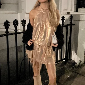 Glittrig guldklänning - Säljer denna superfina klänningen ifrån zara 2021. På de första bilderna har jag ett skärp i midjan. 4:e bilden ser man klänningen utan ett skärp. 