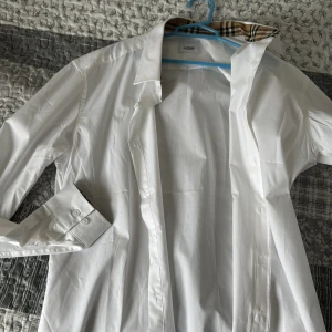 Burberry skjorta  - Hej säljer denna burberry skjortan Storlek M  