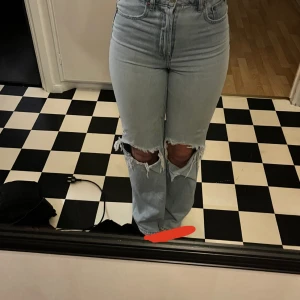 Högmidjade jeans - högmidjade jeans från märket Stradivarius💞 säljer då dem är för små!!