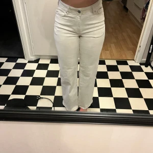 Vita jeansbyxor - Säljer ett par vita jeansbyxor i mycket bra skick. De är högmidjade och har en straight passform som ger en snygg och klassisk look. Perfekta för både vardag och fest! 🕺