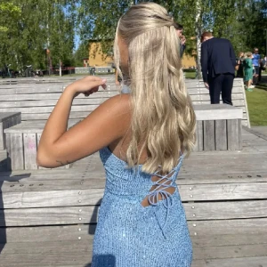 Balklänning - Säljer denna magiska klänning! Köpte begagnad förra året i jättebra skick! Användes två ggr nu i år och är i fortsatt jättebra skick!💕