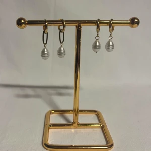 Örhängen  - Super snygga örhängen! Finns i guld och liknande i silver.  Köp för 99kr/st Eller 189kr/paret. Modell 126 Smyckes ställningen finns även att köpa för 299kr!