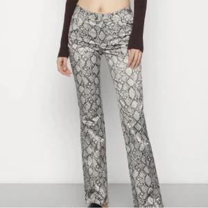 Ormmönstrade byxor - Supercoola byxor från Weekday som tyvärr är för små! Ser högmidjade ut på bilden men skulle beskriva som lågmidjat/medel.