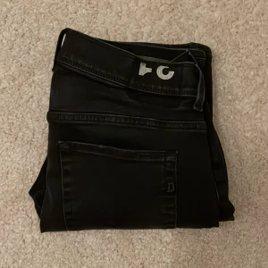 Dondup jeans - Trendiga jeans från Dondup! - Nypris: +3,500kr - Vårat pris: 699kr - Hör av dig vid frågor eller funderingar!