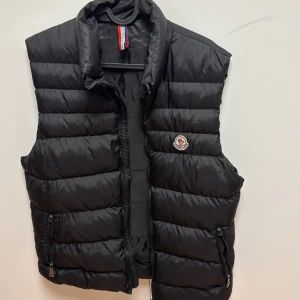 Moncler Väst  - Super fräsch moncler bäst använd några gånger bara storlek 2 vet inte vad det motsvarar men passar mig som bär S/M säljs för 2000 men priset går att diskutera.