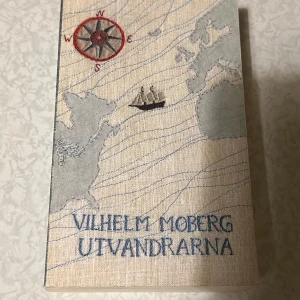 Utvandrarna - Säljer en klassisk bok 'Utvandrarna' av Vilhelm Moberg. Omslaget har en vintagekänsla med en kompass och ett skepp på en karta. Boken är i pocketformat och sidorna ser ut att vara i gott skick. Perfekt för den som älskar historiska romaner och svensk litteratur. 📚 säljs för 50