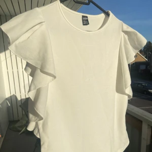 Volang blus - Fin topp som knappt är använd! Passar stl S
