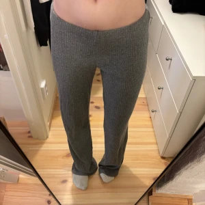 Gina Tricot byxor - Jättefina Gina Tricot byxor som tyvärr inte kommer till användning. Använda ca 3-5 ggr. Lite långa på mig, är 159 cm. Ordinarie pris: 350kr