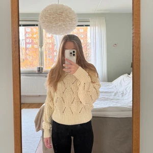 Vit stickad tröja - Säljer min stickade tröja med hålmönster från Gina Tricot. Materialet är av ett grövre slag. Knappt använd 💕