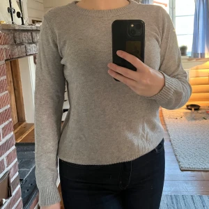 Tunn stickad tröjan från Vila  - En tunnare stickad tröja från Vila Storlek S Mjukt material i grå melerad färg Använd några få gånger bara