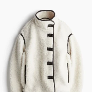 Slutsåld Teddy jacka från hm  - En helt ny jacka med tagg kvar från hm som är helt slutsåld. Den är tjock och fin och passar perfekt nu till olika tillfällen. Storlek M. 