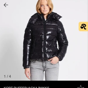 Lager 157 jacka - Ny jacka från lager 157. Helt slutsåld och så snygg. Säljer då den är för liten för mig, endast använd 1 gång. Ny pris 400kr