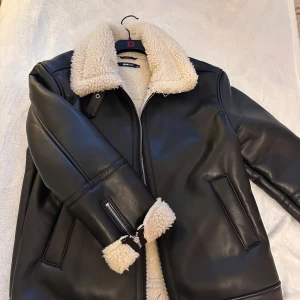 Skinn jacka  - Superfin jacka som jag alltid fått komplimanger om, den är jätte varm. Köpt förre året på Gina, storlek S🤍säljer för 250kr