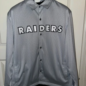Kith & ’47 For the NFL: Raiders Reversible Ginza - Kith & ’47 for the NFL: Raiders Reversible Ginza.  Cond: 10/10 endast testad hemma en kort stund.  Storlek: L. Dock skulle jag säga lite oversized.  Nypris: 3300kr / Mitt pris 2500kr / tar även bud från 2000kr