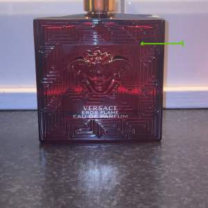 Versace Eros Flame Eau De Parfum, 200ml flaska. Ungefär 180-190ml kvar! Förpackning kommer med. TAR EMOT BYTEN OCKSÅ