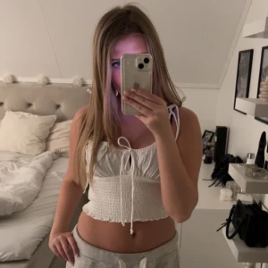 Vit croppad topp - säljer denna fina topp från gina tricot med prislapp kvar 