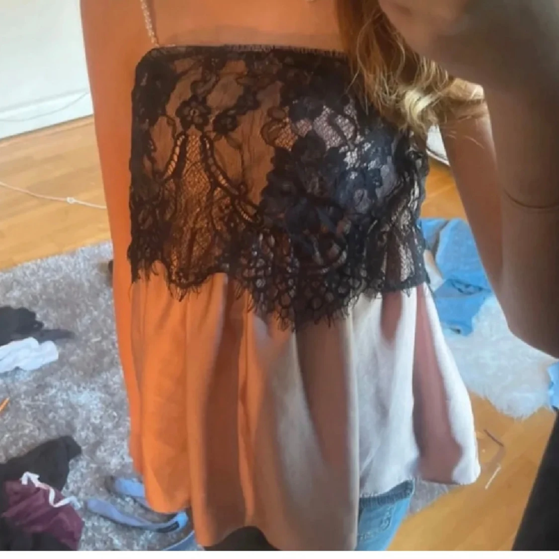 Beige tubtopp med svart spets från Imperial