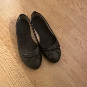 Ballerina skor  - Jättefina ballerina skor!! På första bilden har jag lagt i ett par extra fotsulor och andra bilden är utan fotsulorna. 