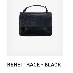 Svart axelväska från HVISK - Snygg svart axelväska i krokodilmönstrat syntetmaterial från HVISK. Väskan har ett elegant och stilrent utseende med en justerbar axelrem och ett praktiskt handtag. Perfekt för både vardag och fest!