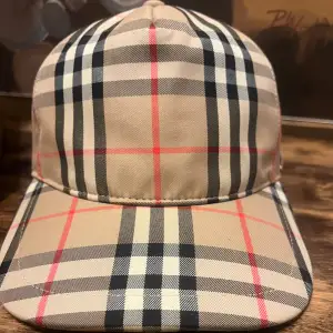 Säljer helt ny burberry keps skick 10/10. Storlek M.  Perfekt present. 