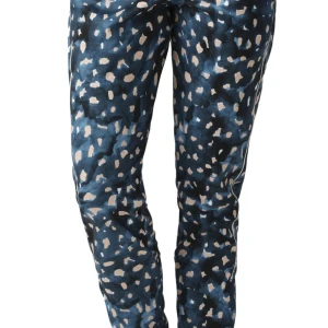 Mönstrade träningsbyxor från Nike - Säljer ett par coola träningsbyxor från Nike i storlek L. Byxorna har ett unikt mönster i blått och beige med en liten Nike-logga. Perfekta för träning eller en avslappnad dag. De har en bekväm passform och är gjorda i ett lätt och andningsbart material.