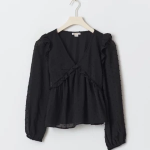 Svart blus med volangdetaljer - Snygg svart blus med v-ringning! Skriv för fler bilder