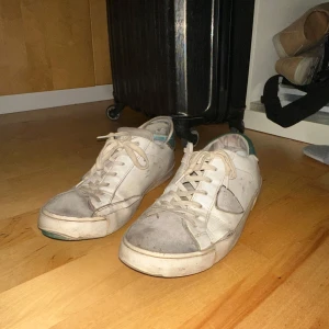 Philippe model sneakers  - Tjo säljer nu mina välanvända Phippe model sneakers. De är som sagt välanvända, men forfarande ett par snygga dojor. Nypris på dessa varierar allt från 4-3000 nya.