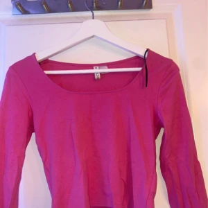 Rosa långärmad topp - Säljer en söt rosa långärmad topp i mycket bra skick. Den har en enkel design med rund halsringning och är perfekt för både vardag och fest. Materialet känns mjukt och bekvämt mot huden. Passar bra till jeans eller kjol för en avslappnad look.