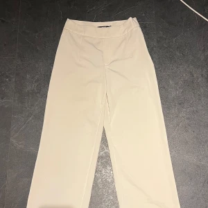 Kostymbyxor  - Vita kostym liknade byxor från Bikbok. Har blivit lite noppriga på vissa ställen men inget som syns mycket.