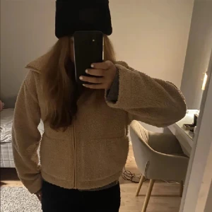 Teddyjacka - Mörkbeige teddyjacka från h&m, superfint skick💞