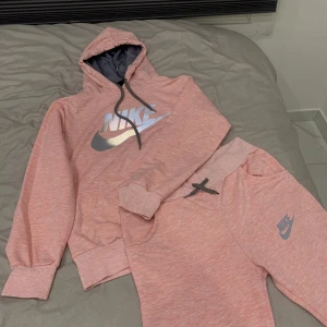 Rosa hoodie från Nike - Säljer en superbekväm rosa hoodie från Nike. Det står L som storlek på den men jag tycker definitivt inte att det är rätt. Den passar mycket bättre på mig som har S/M