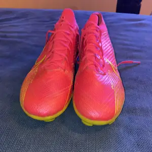 Ett par fina nike mercuial vapor 15 elite Använda i okej skick Lite trasiga Pris kan diskuteras  Känns lite större i storleken