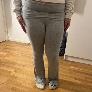 Grå mjukisbyxor - Superbekväma grå mjukisbyxor i bomull. De har en loose passform och är perfekta för mysiga dagar hemma. Byxorna har en bred linning som kan vikas ner för extra komfort. Perfekta för höst och vinter när du vill hålla dig varm och avslappnad.