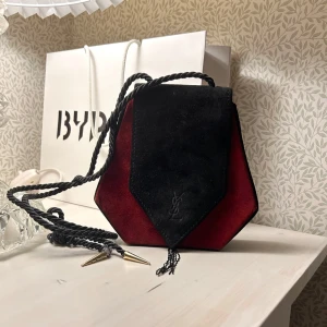 Yves saint Laurent väska! - Snygg äkta vintage YSL Yves saint Laurent väska handväska i äkta läder och mocka. Den är ifrån 70-talet, från ”Yves saint Laurent Russian collection”, den kom ut 1975-1976. Fint skick!! Väskan har  flätad axelrem med gulddetaljer. Perfekt för en kväll ute eller en speciell tillställning. 