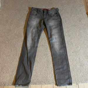 Grå replay jeans - Säljer dessa replay jeans i storlek 28/32 perfekta nu till hösten. Pris går att diskutera!