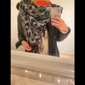 Två halsdukar för 40kr - Säljer båda halsdukarna för 40kr✨båda två är oanvända. 